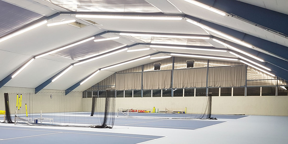 Tennishalle mit LED-Leuchten